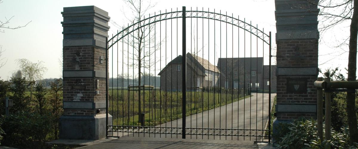 Sierpoort met ondergrondse motoren